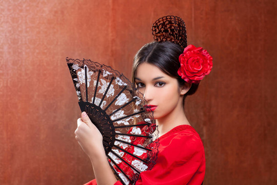 吉普賽弗拉門戈舞蹈家的西班牙女孩，紅玫瑰