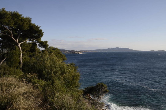在法國里維埃拉Bendor島與邦多勒Mediterranean海和海岸的觀點(diǎn)