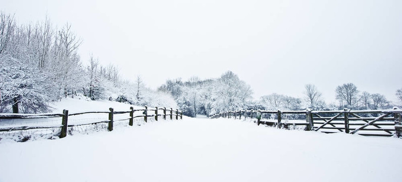 通過(guò)與冬天的雪英語(yǔ)農(nóng)村鄉(xiāng)間小路