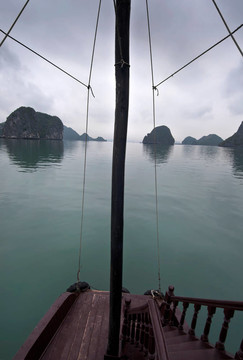 下龍灣的游船之旅。