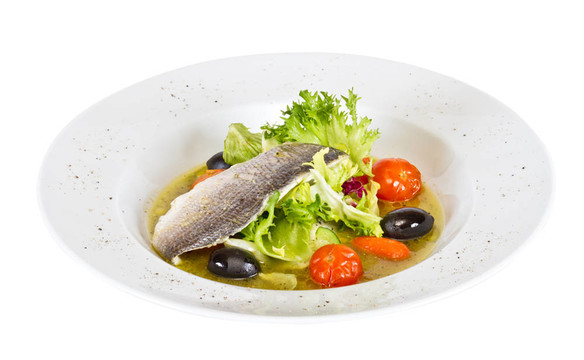 與劍魚和蔬菜魚丸湯