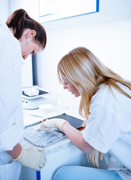 两女研究人员在实验室做研究（颜色色调的图像；浅景深）