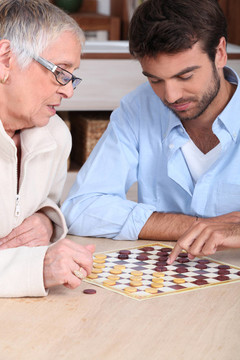 母親和兒子玩跳棋