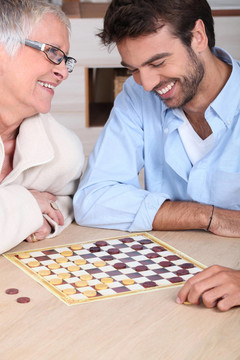 年輕人和老女人玩跳棋
