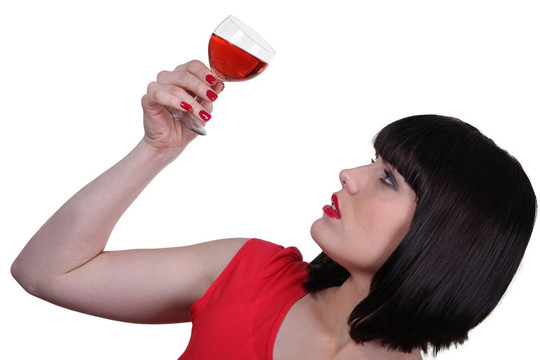 帶酒杯的女人