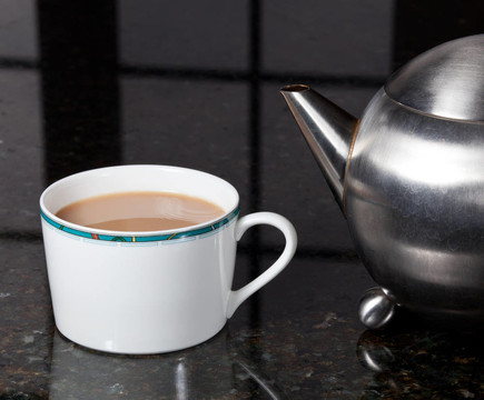 不銹鋼茶壺倒茶