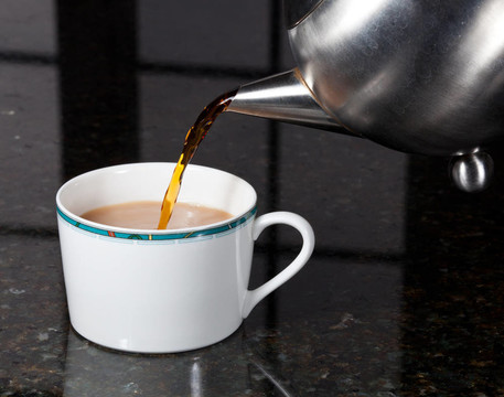 不銹鋼茶壺倒茶
