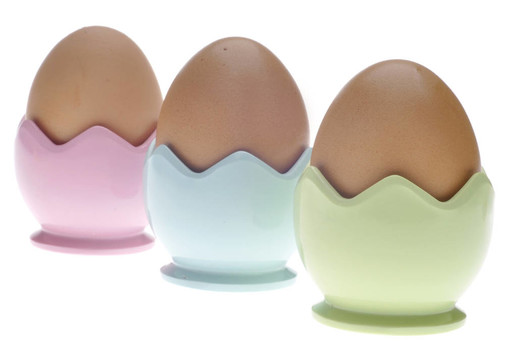 三柔和的蛋杯和Brown Eggs
