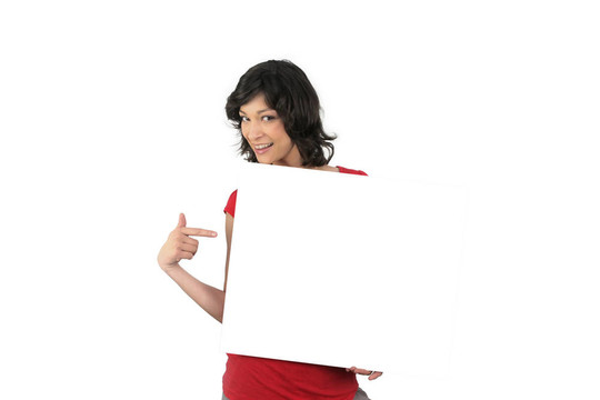 熱情的女人指著一個(gè)空白的標(biāo)志