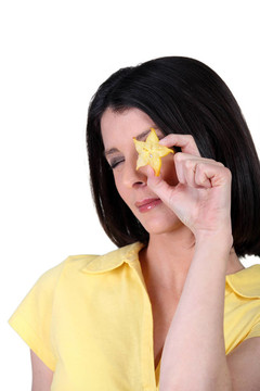 抱著星星的花瓣的年輕女子