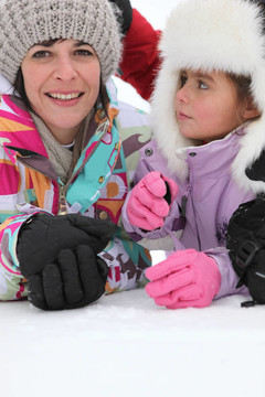 媽媽和女兒在雪地里玩