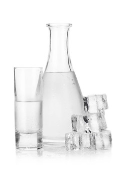 冰伏特加酒瓶和玻璃杯