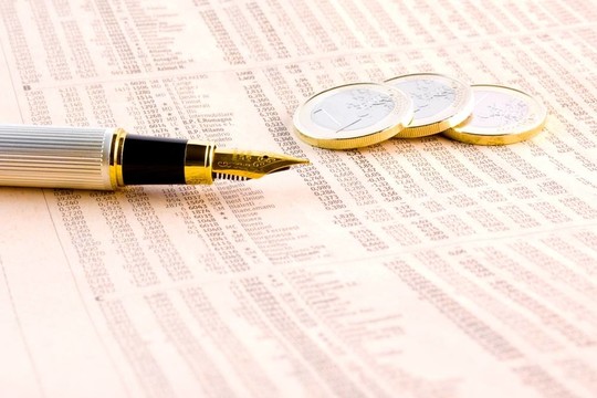 歐元硬幣與財(cái)經(jīng)報(bào)紙上的金筆