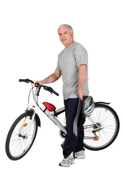 中年男子騎自行車