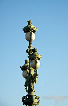 在圣彼德堡古典城市的灯笼在桥上