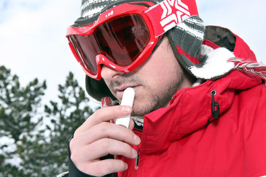 滑雪者在涂唇膏