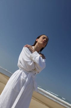沐浴在海灘上的女人