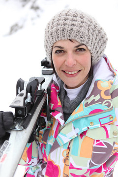 一個美麗的女人在滑雪勝地