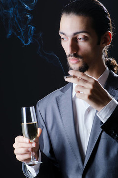 男子品酒酒杯