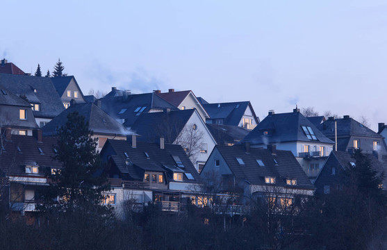 Siegerland住宅；德國。冬天清晨拍攝的照片。