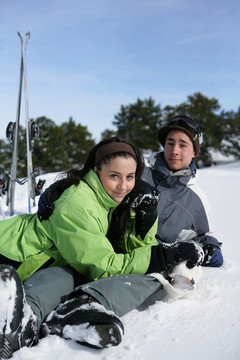 小兩口坐在雪地里