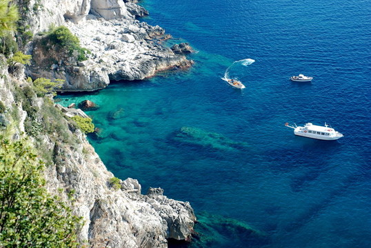蔚藍的大海在Capri島