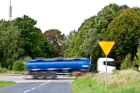 產(chǎn)量標(biāo)志附近十字路口沖車