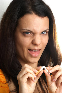 一個年輕的女人手里拿著一支香煙