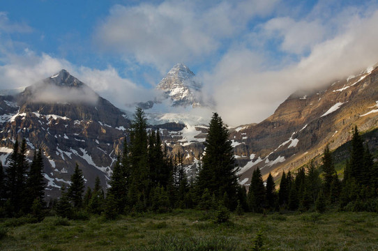 阿西尼博因山；加拿大落基山脈