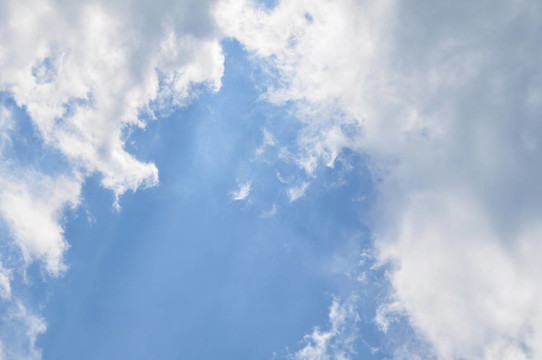 夏日天空中的云