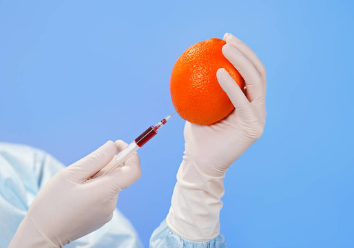 醫(yī)生用藍色注射器注射水果