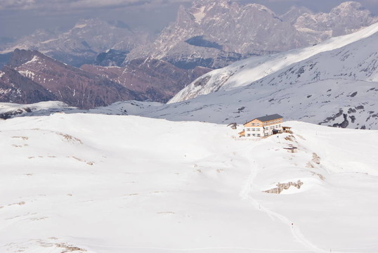 蒼白的圣馬蒂諾高原；Dolomites