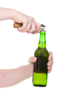 手拿啤酒綠瓶