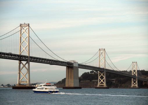 渡船駛向海灣大橋