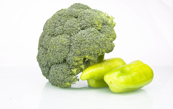Fresh Raw Broccoli和Green Pepper