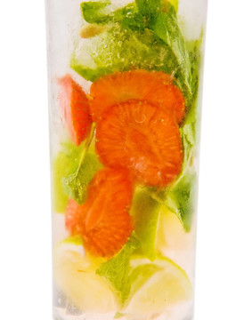 一種鮮美爽口的Mojito青檸片；草莓和薄荷