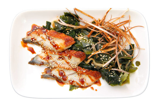 生魚片鰻魚的矩形板
