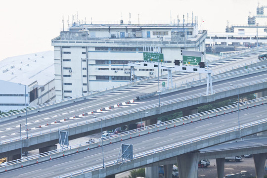 現(xiàn)代城市多車道公路