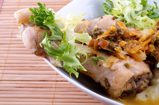 烤雞腿配土豆泥；蔬菜炒蔬菜