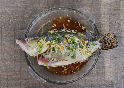 盤子里的魚