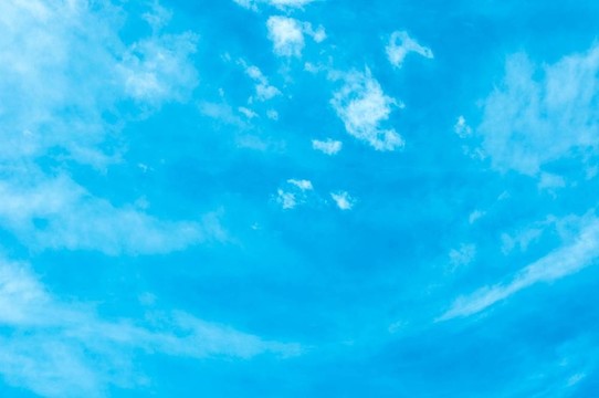 深藍色的天空