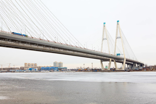 obukhovsky大桥横跨Neva河，在圣彼得堡；俄罗斯