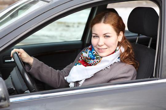 漂亮的年輕白人婦女開(kāi)車(chē)