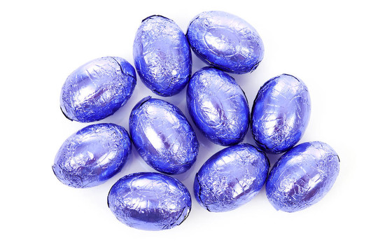 紫色的巧克力復(fù)活節(jié)彩蛋特寫