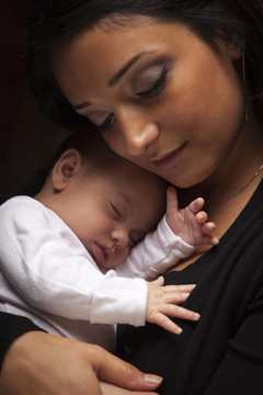 迷人的Ethnic Woman與她的新生嬰兒