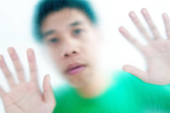一個(gè)男人后面模糊的鏡子