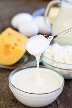 木桌上的乳制品
