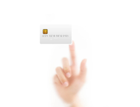 用手指壓著信用卡；在白色背景上孤立。
