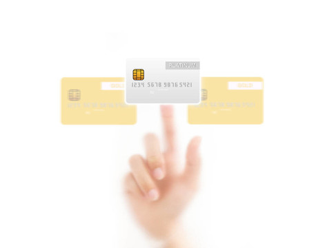 用手指壓著信用卡；在白色背景上孤立。