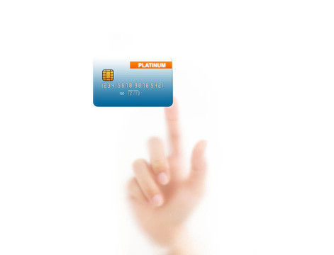 用手指壓著信用卡；在白色背景上孤立。